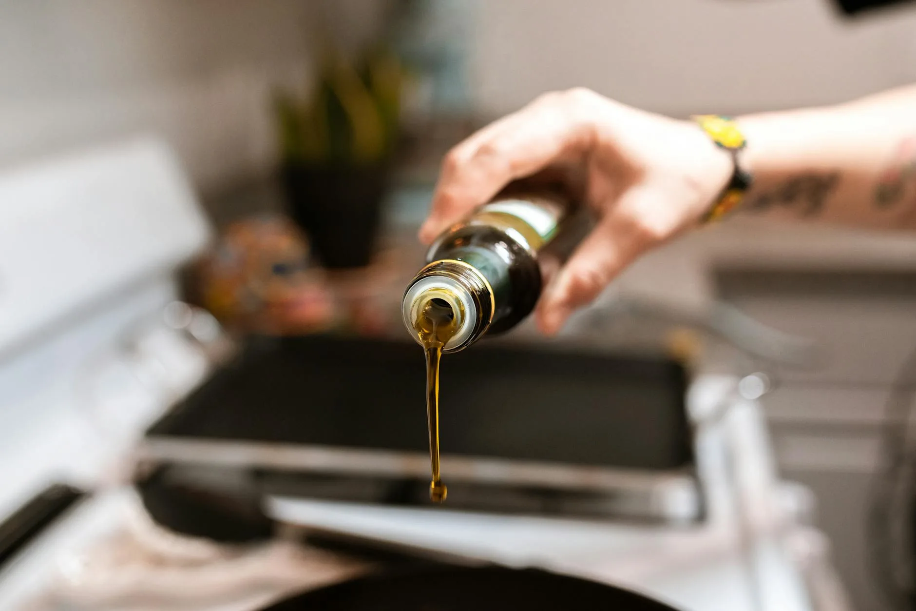Extra virgin olive oil being poured, illustrating the difference between olive oil grades in South Africa